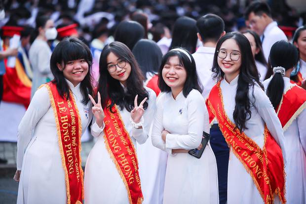 Toàn cảnh lễ khai giảng năm học mới 2022 - 2023: Ngắn mà vui, nổi bật nhất vẫn là dàn nữ sinh mặc áo dài thướt tha! - Ảnh 36.