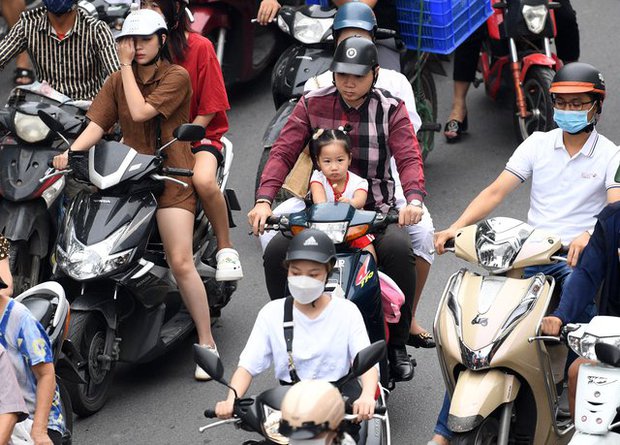 Ảnh: Người dân Hà Nội và TP.HCM mệt mỏi vì tắc đường trong ngày đầu tiên đi làm sau kỳ nghỉ lễ và đưa con đến trường khai giảng - Ảnh 36.