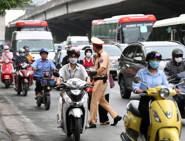 Ảnh: Người dân Hà Nội và TP.HCM mệt mỏi vì tắc đường trong ngày đầu tiên đi làm sau kỳ nghỉ lễ và đưa con đến trường khai giảng - Ảnh 38.