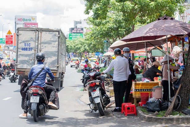  Ảnh: Khi vỉa hè không còn dành cho người đi bộ - Ảnh 5.