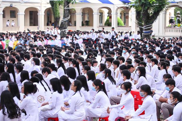 Toàn cảnh lễ khai giảng năm học mới 2022 - 2023: Ngắn mà vui, nổi bật nhất vẫn là dàn nữ sinh mặc áo dài thướt tha! - Ảnh 42.