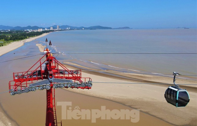 Cận cảnh cáp treo vượt biển dài nhất Bắc Trung Bộ - Ảnh 7. Cận cảnh cáp treo vượt biển dài nhất Bắc Trung Bộ - Ảnh 7.