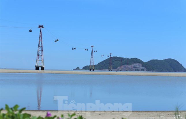 Cận cảnh cáp treo vượt biển dài nhất Bắc Trung Bộ - Ảnh 8. Cận cảnh cáp treo vượt biển dài nhất Bắc Trung Bộ - Ảnh 8.