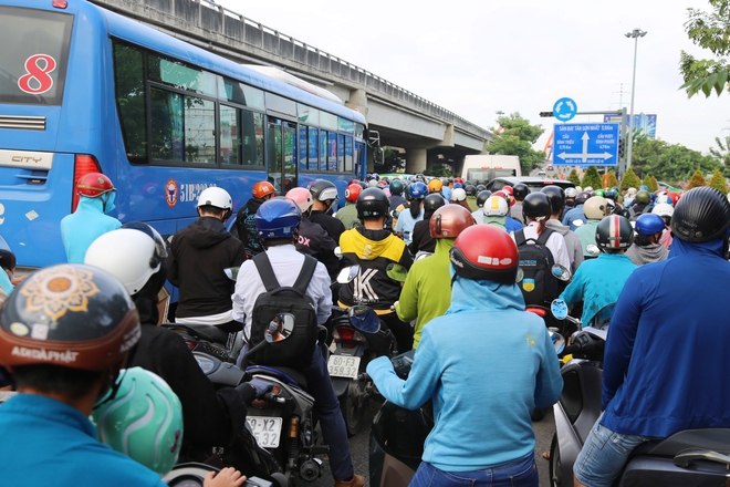  Ảnh: Người dân Hà Nội và TP.HCM mệt mỏi vì tắc đường trong ngày đầu tiên đi làm sau kỳ nghỉ lễ và đưa con đến trường khai giảng - Ảnh 8.