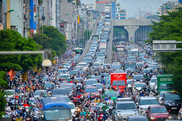 "Đau đầu" cảnh xe máy chạy bất chấp luật lệ, ngang nhiên vi phạm ngay trước mặt CSGT ở Hà Nội