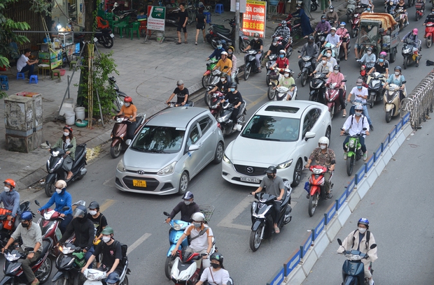  Đau đầu cảnh xe máy chạy bất chấp luật lệ, ngang nhiên vi phạm ngay trước mặt CSGT ở Hà Nội - Ảnh 16.