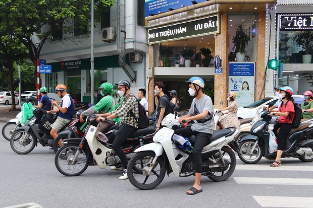  Đau đầu cảnh xe máy chạy bất chấp luật lệ, ngang nhiên vi phạm ngay trước mặt CSGT ở Hà Nội - Ảnh 17.