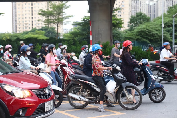  Đau đầu cảnh xe máy chạy bất chấp luật lệ, ngang nhiên vi phạm ngay trước mặt CSGT ở Hà Nội - Ảnh 19.