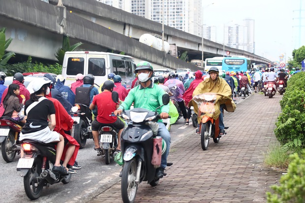  Đau đầu cảnh xe máy chạy bất chấp luật lệ, ngang nhiên vi phạm ngay trước mặt CSGT ở Hà Nội - Ảnh 27.