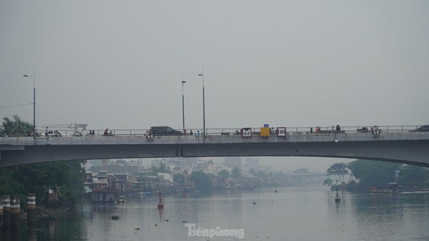  Sương mù bao phủ, TP.HCM mờ ảo như Đà Lạt - Ảnh 5.