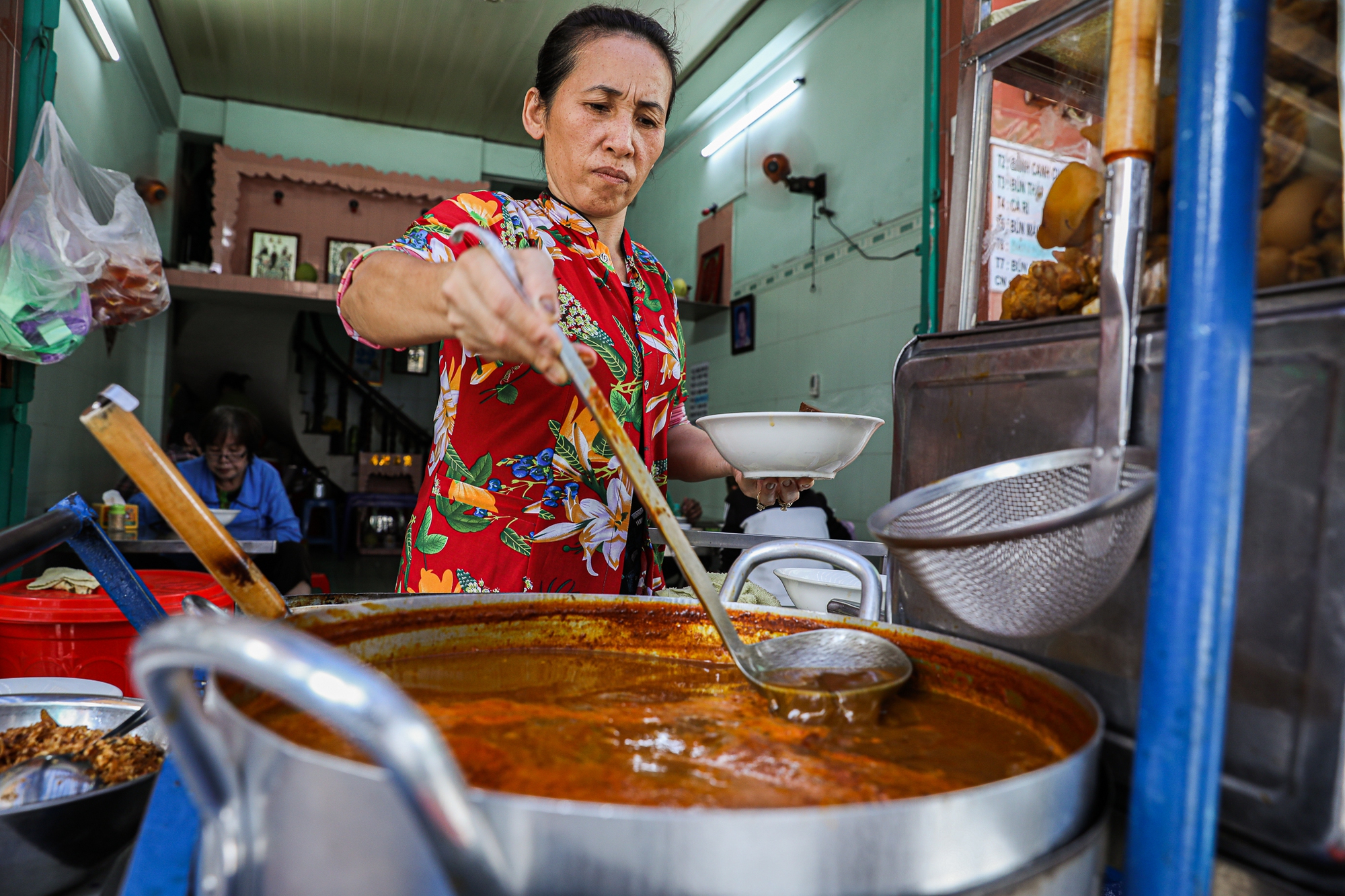 Bánh canh cua gạch nguyên con giá 135.000 đồng hút khách ở TP.HCM - Ảnh 5.