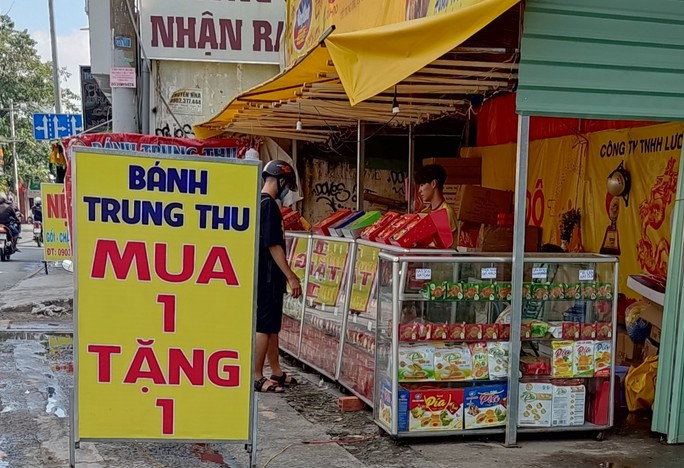 Đủ kiểu xả hàng bánh trung thu - Ảnh 1.