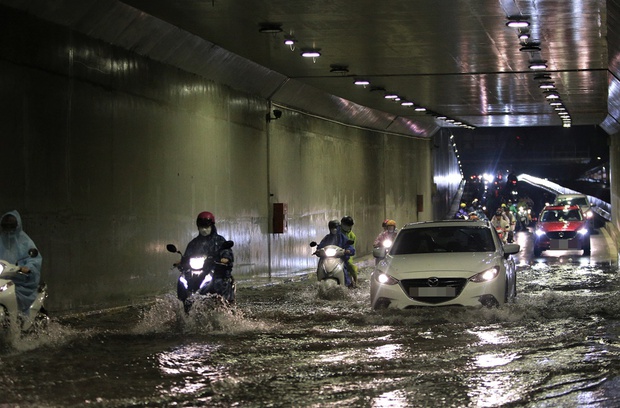 Hầm chui trăm tỷ ở Đà Nẵng lại ngập nước sau mưa, nhiều người bị ngã xe - Ảnh 1.