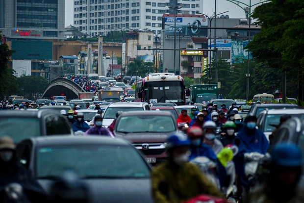 Ảnh: Đường phố Hà Nội ùn tắc nghiêm trọng sau cơn mưa buổi chiều, người dân chôn chân trên đường về nhà - Ảnh 1.