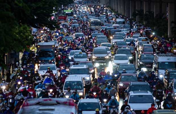 Ùn tắc đường phố Hà Nội – Nỗi lo sợ của tất cả chúng ta. Hà Nội là một thành phố đông đúc, do đó ùn tắc đường phố là một vấn đề phổ biến. Với những khó khăn này, các giải pháp, biện pháp đã được đưa ra, cho một Hà Nội \