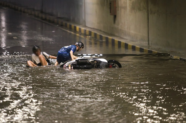 Hầm chui trăm tỷ ở Đà Nẵng lại ngập nước sau mưa, nhiều người bị ngã xe - Ảnh 12.