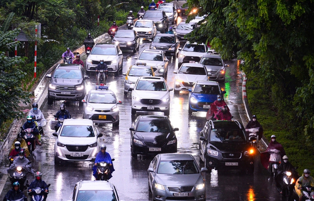 Ảnh: Đường phố Hà Nội ùn tắc nghiêm trọng sau cơn mưa buổi chiều, người dân chôn chân trên đường về nhà - Ảnh 11.