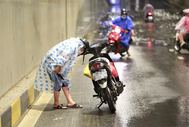 Hầm chui trăm tỷ ở Đà Nẵng lại ngập nước sau mưa, nhiều người bị ngã xe - Ảnh 13.