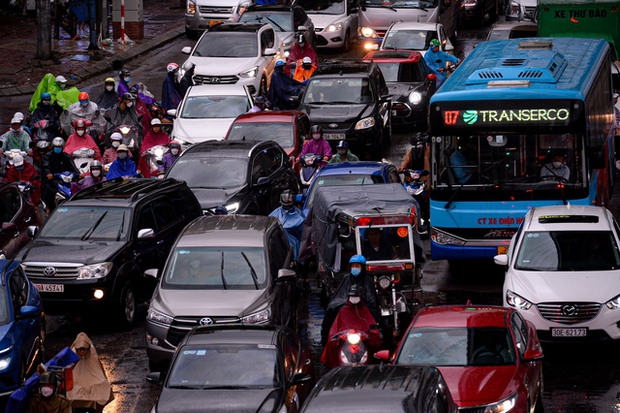 Ảnh: Đường phố Hà Nội ùn tắc nghiêm trọng sau cơn mưa buổi chiều, người dân chôn chân trên đường về nhà - Ảnh 12.