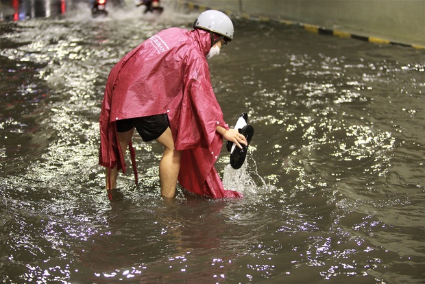 Hầm chui trăm tỷ ở Đà Nẵng lại ngập nước sau mưa, nhiều người bị ngã xe - Ảnh 14.