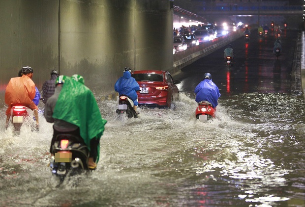 Hầm chui trăm tỷ ở Đà Nẵng lại ngập nước sau mưa, nhiều người bị ngã xe - Ảnh 19.