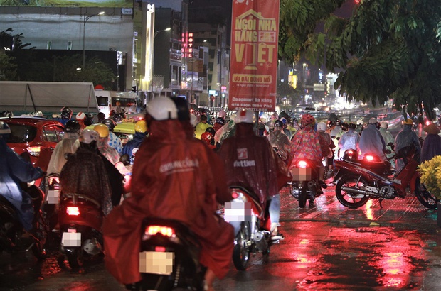 Hầm chui trăm tỷ ở Đà Nẵng lại ngập nước sau mưa, nhiều người bị ngã xe - Ảnh 21.