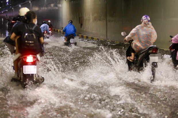 Hầm chui trăm tỷ ở Đà Nẵng lại ngập nước sau mưa, nhiều người bị ngã xe - Ảnh 3.
