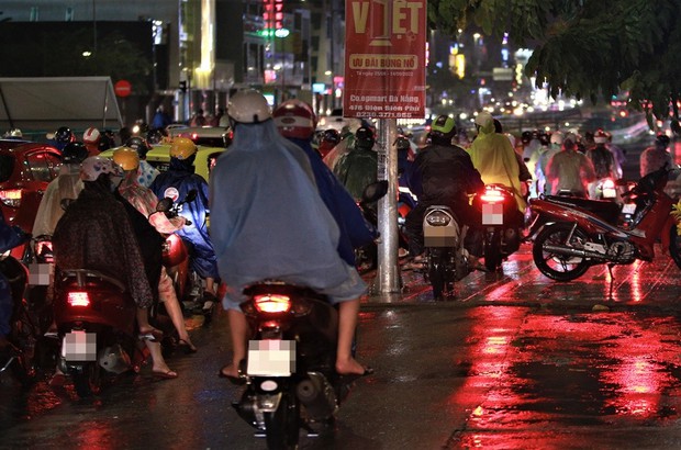 Hầm chui trăm tỷ ở Đà Nẵng lại ngập nước sau mưa, nhiều người bị ngã xe - Ảnh 22.
