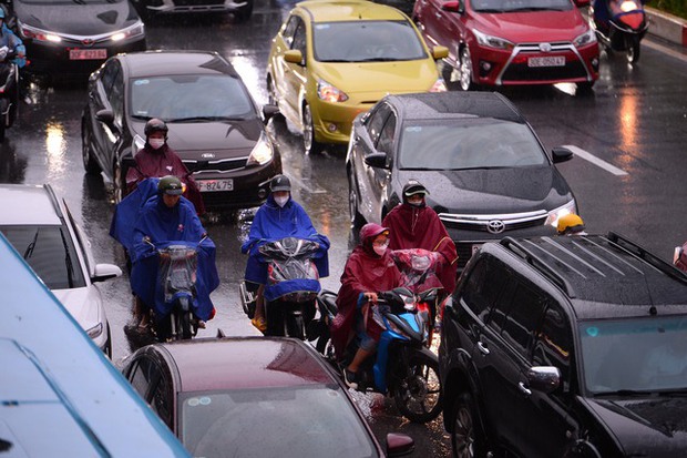 Ảnh: Đường phố Hà Nội ùn tắc nghiêm trọng sau cơn mưa buổi chiều, người dân chôn chân trên đường về nhà - Ảnh 4.