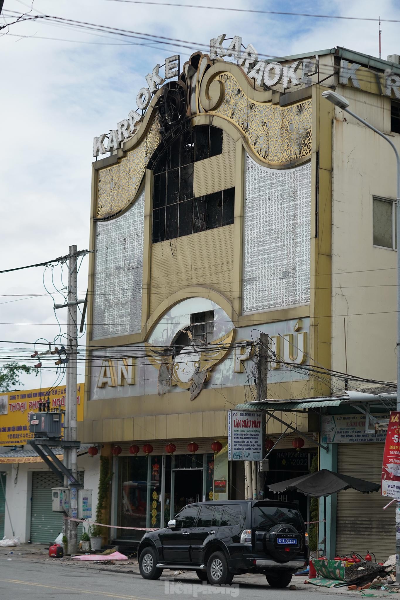 Vẫn đang phong toả hiện trường vụ cháy quán karaoke An Phú ở Bình Dương - Ảnh 8.