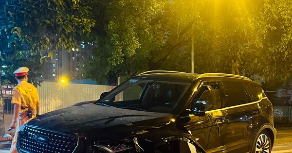 Tài xế ô tô nghi say xỉn, gây tai nạn liên hoàn trên đường phố Hà Nội - Ảnh 1.