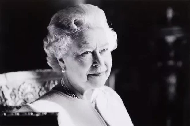 Những lần Nữ hoàng Elizabeth II được thể hiện trên màn ảnh: Có diễn viên vô cùng giống nguyên mẫu - Ảnh 1.