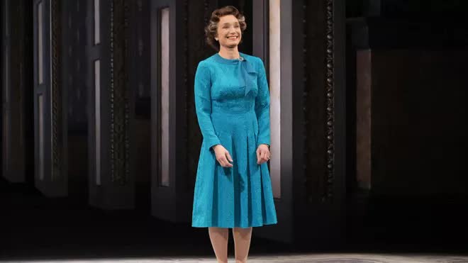 Những lần Nữ hoàng Elizabeth II được thể hiện trên màn ảnh: Có diễn viên vô cùng giống nguyên mẫu - Ảnh 2. Những lần Nữ hoàng Elizabeth II được thể hiện trên màn ảnh: Có diễn viên vô cùng giống nguyên mẫu - Ảnh 2.