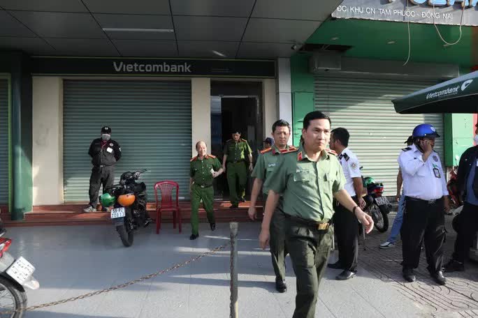 Vụ cướp ngân hàng ở Đồng Nai: Công an đang ráo riết truy bắt đối tượng - Ảnh 1. Vụ cướp ngân hàng ở Đồng Nai: Công an đang ráo riết truy bắt đối tượng - Ảnh 1.