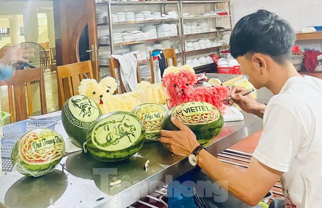 Mâm cỗ Trung thu hút khách, làm xuyên đêm không hết việc - Ảnh 1. Mâm cỗ Trung thu hút khách, làm xuyên đêm không hết việc - Ảnh 1.