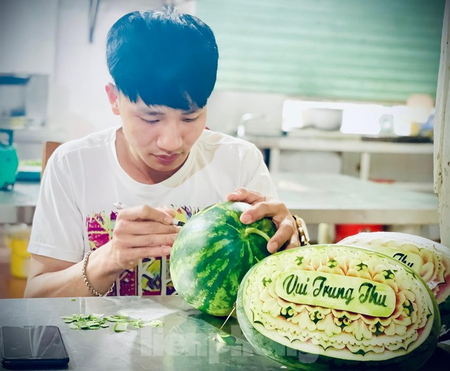 Mâm cỗ Trung thu hút khách, làm xuyên đêm không hết việc - Ảnh 3. Mâm cỗ Trung thu hút khách, làm xuyên đêm không hết việc - Ảnh 3.