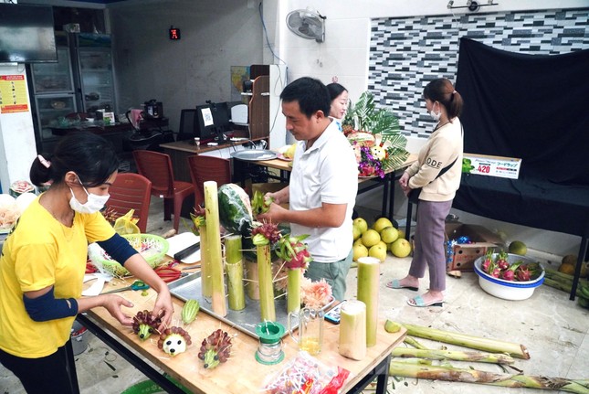 Mâm cỗ Trung thu hút khách, làm xuyên đêm không hết việc - Ảnh 5. Mâm cỗ Trung thu hút khách, làm xuyên đêm không hết việc - Ảnh 5.