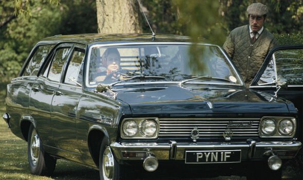 Bộ sưu tập xe của Nữ hoàng Elizabeth II: 30 chiếc gần như toàn gốc Anh, đích thân bà lái nhiều xe - Ảnh 8.