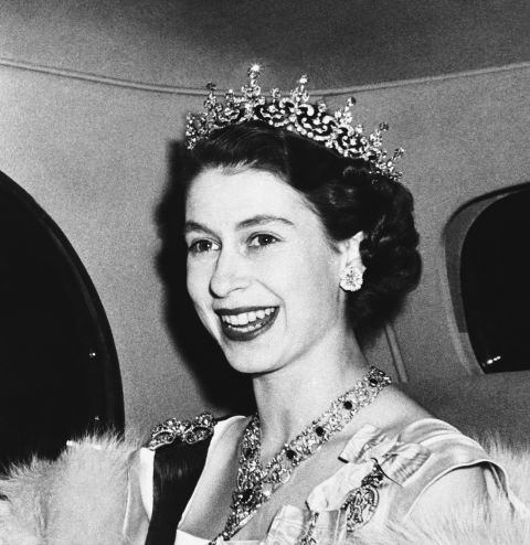 Nữ hoàng Anh Elizabeth II vừa tạ thế ở tuổi 96: Nhìn lại cuộc đời lừng lẫy của bà qua ảnh - Ảnh 11.
