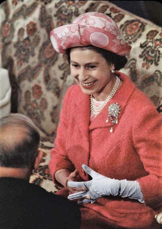 Rare youth photos of the Queen of England - the most powerful woman of the century - Photo 15.