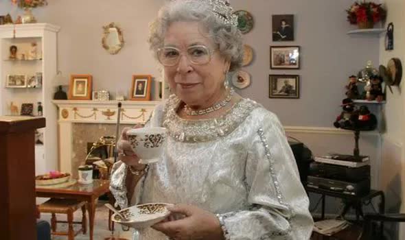 Những lần Nữ hoàng Elizabeth II được thể hiện trên màn ảnh: Có diễn viên vô cùng giống nguyên mẫu - Ảnh 12.