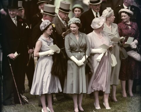 Nữ hoàng Anh Elizabeth II vừa tạ thế ở tuổi 96: Nhìn lại cuộc đời lừng lẫy của bà qua ảnh - Ảnh 14.