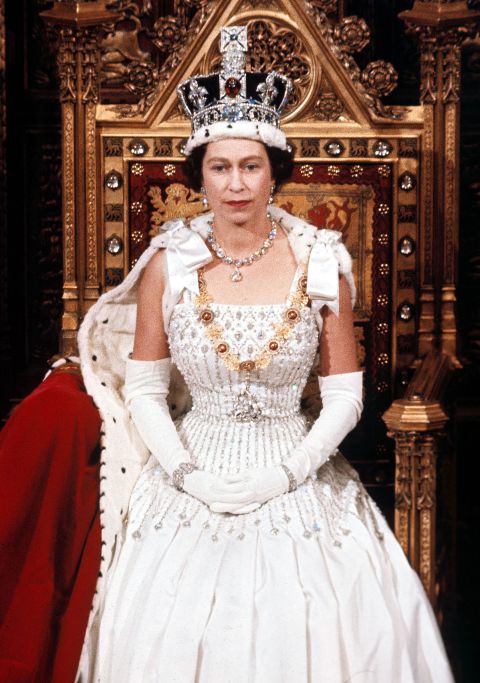 Nữ hoàng Anh Elizabeth II vừa tạ thế ở tuổi 96: Nhìn lại cuộc đời lừng lẫy của bà qua ảnh - Ảnh 16.
