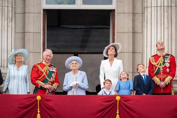 Cuộc đời lẫy lừng của Nữ hoàng Elizabeth II - vị quân vương trị vì 70 năm đã trở thành biểu tượng nước Anh - Ảnh 19. Cuộc đời lẫy lừng của Nữ hoàng Elizabeth II - vị quân vương trị vì 70 năm đã trở thành biểu tượng nước Anh - Ảnh 19.