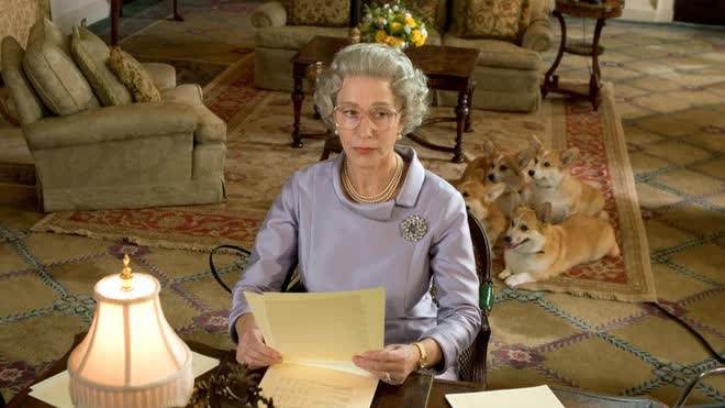 Những lần Nữ hoàng Elizabeth II được thể hiện trên màn ảnh: Có diễn viên vô cùng giống nguyên mẫu - Ảnh 3. Những lần Nữ hoàng Elizabeth II được thể hiện trên màn ảnh: Có diễn viên vô cùng giống nguyên mẫu - Ảnh 3.