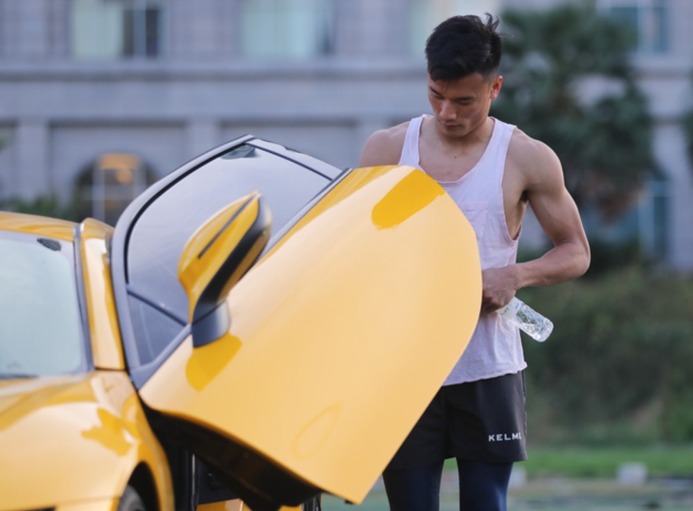 Thủ thành Bùi Tiến Dũng & gu chơi xe khiến nhiều người ngưỡng mộ - Ảnh 6. Thủ thành Bùi Tiến Dũng & gu chơi xe khiến nhiều người ngưỡng mộ - Ảnh 6.