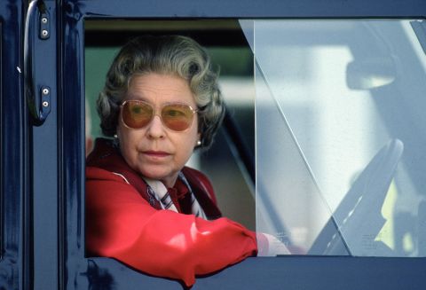 Nữ hoàng Anh Elizabeth II vừa tạ thế ở tuổi 96: Nhìn lại cuộc đời lừng lẫy của bà qua ảnh - Ảnh 25.