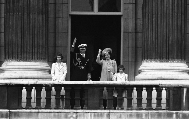 Cuộc đời lẫy lừng của Nữ hoàng Elizabeth II - vị quân vương trị vì 70 năm đã trở thành biểu tượng nước Anh - Ảnh 4. Cuộc đời lẫy lừng của Nữ hoàng Elizabeth II - vị quân vương trị vì 70 năm đã trở thành biểu tượng nước Anh - Ảnh 4.