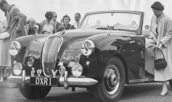 Bộ sưu tập xe của Nữ hoàng Elizabeth II: 30 chiếc gần như toàn gốc Anh, đích thân bà lái nhiều xe - Ảnh 4.