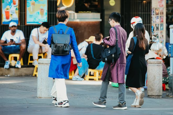 Ngắm TP.HCM trong ngày đầu năm mới: Giới trẻ nhộn nhịp đổ ra đường, nơi đâu cũng ngập tràn áo dài - Ảnh 21.